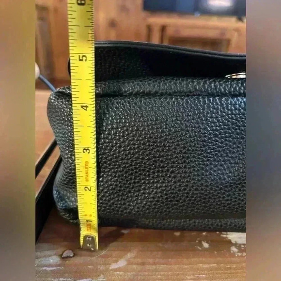 Kenneth Cole Reaction leather shoulder bag, gold accents - Picture 7 of 11